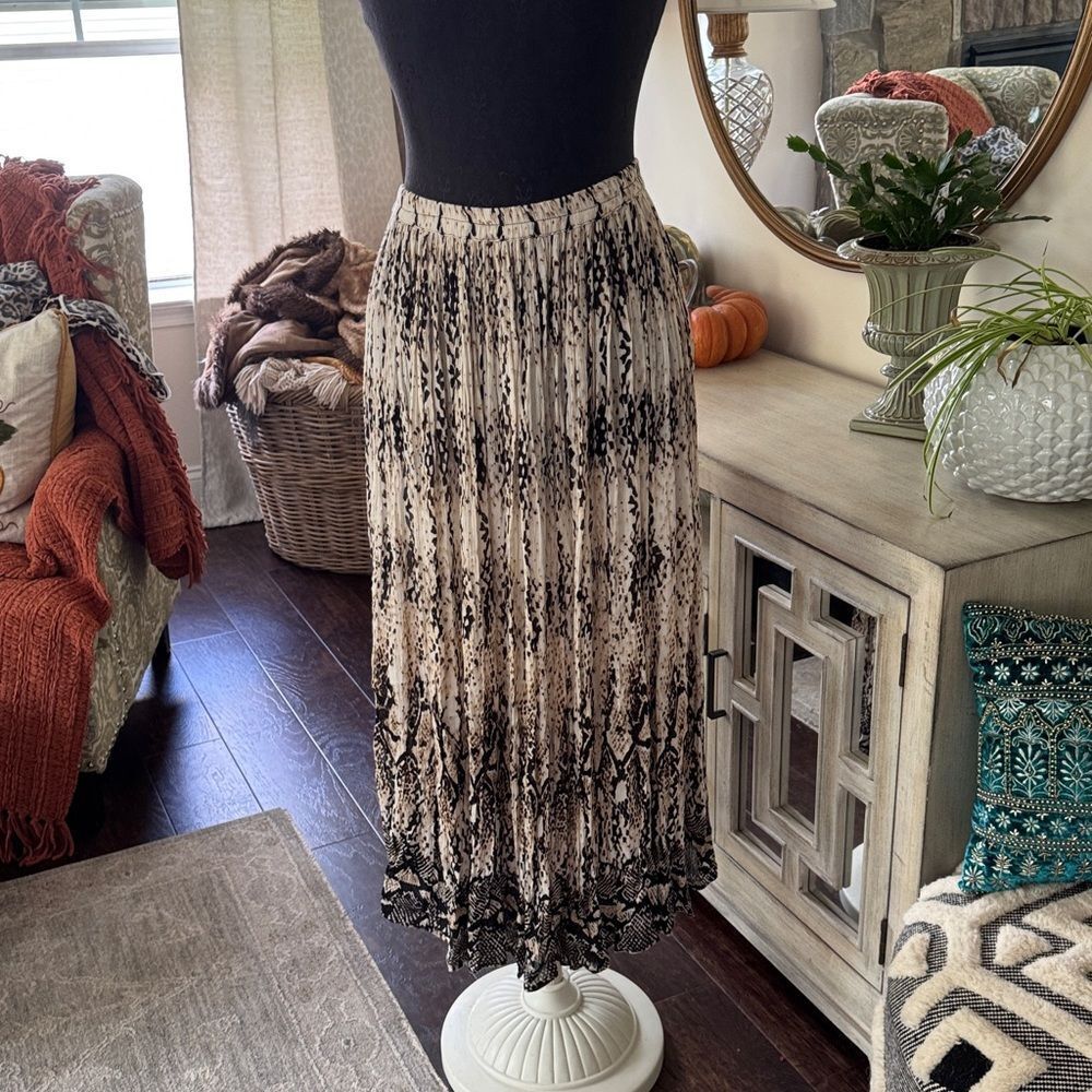Chic Black and Tan Pleated Skirt size small